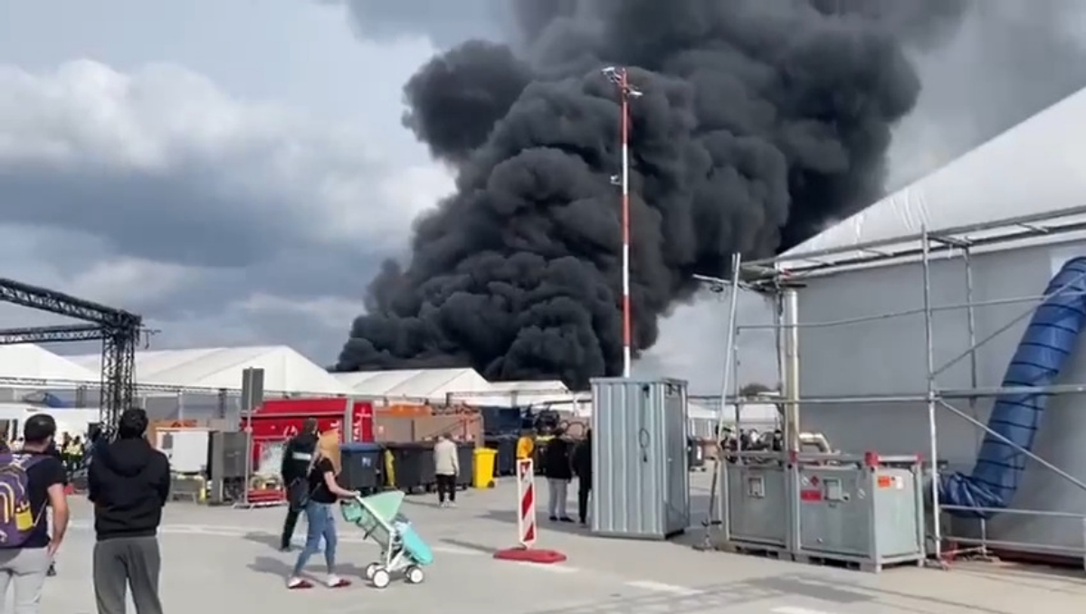 В немецком лагере беженцев случился пожар. Кадр из видео